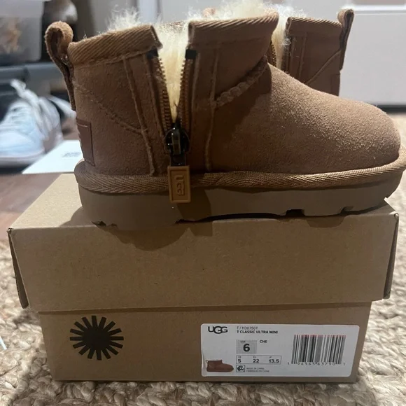 Uggs Toddler Classic Ultra Mini NWT in box, size 6, brown chestnut